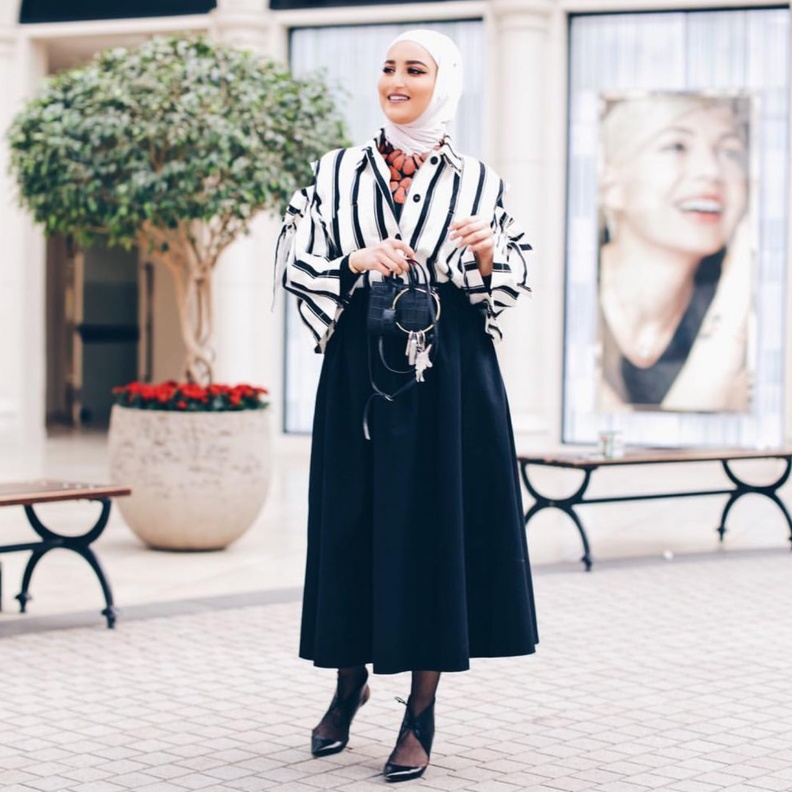 ملابس مقلمة للمحجبات مع التوبات العصرية بالوان متدرجة على خطى الجميلة مرمر