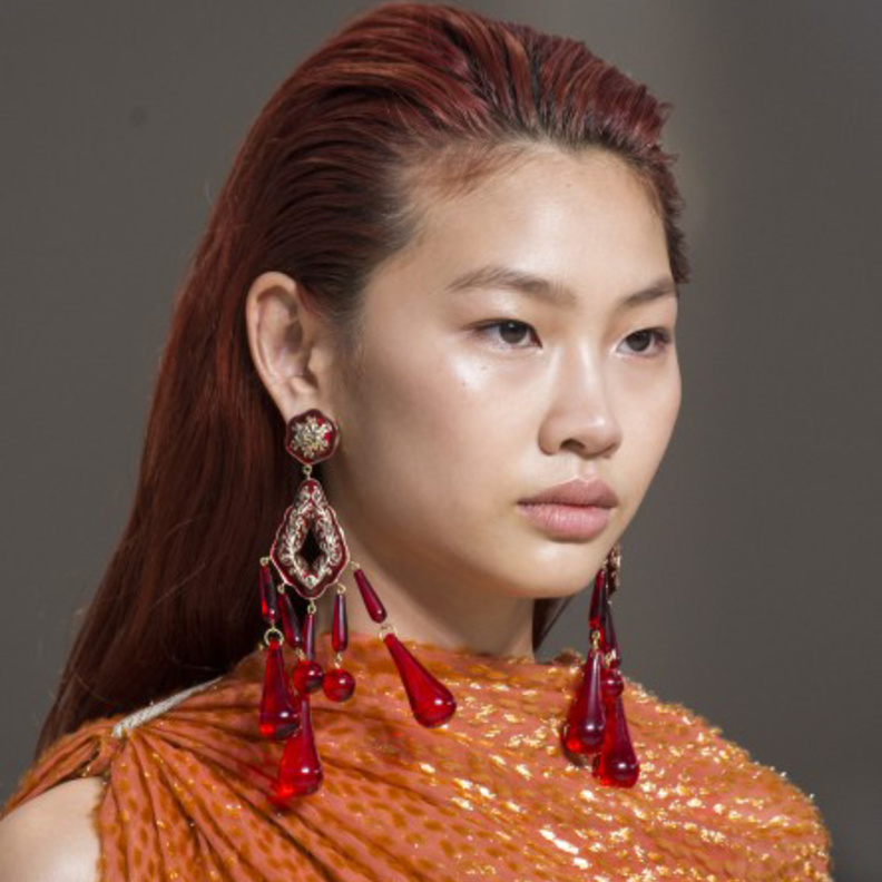 الوان شعر أشقر من دار Calcaterra