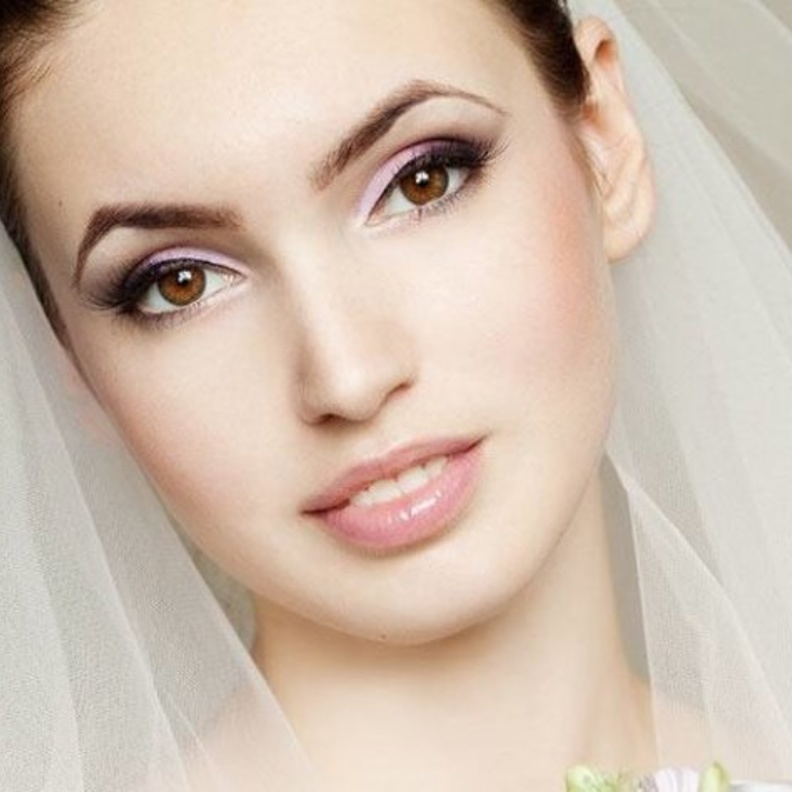 تألقي بمكياج يناسب ملامح بشرتك في ليلة العمر.