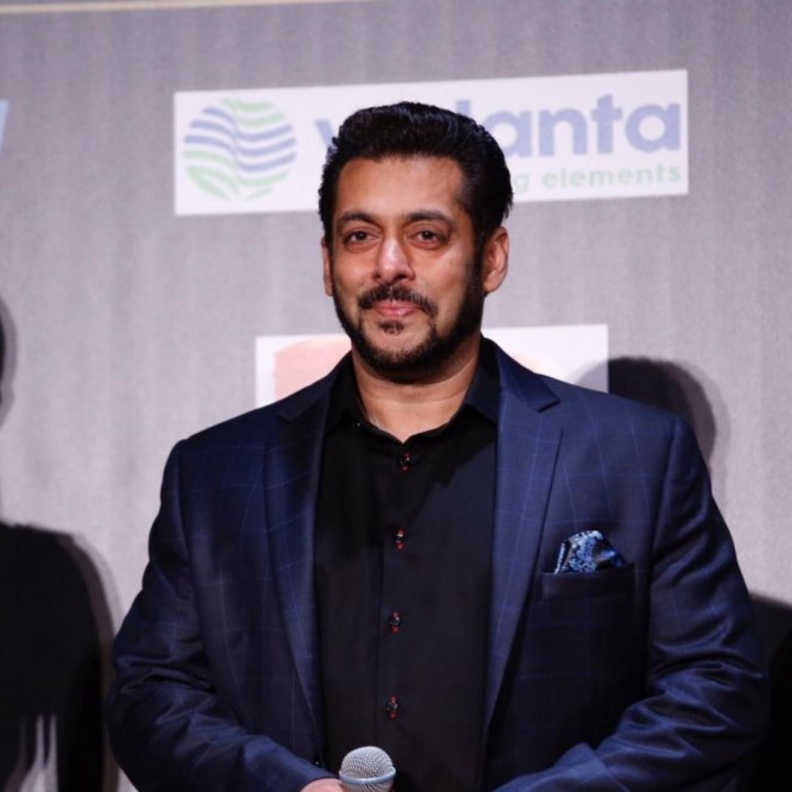 فريق عمل Race 3 يصل إلى أبوظبي