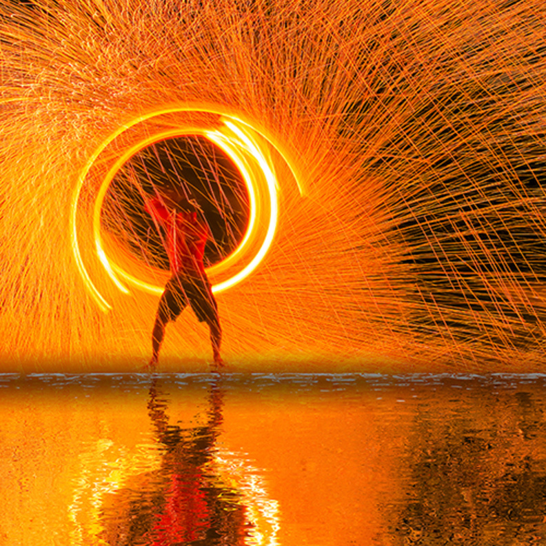 عروض الألعاب النارية والأضواء الخلابة في كلوب فيستا ماري دبي