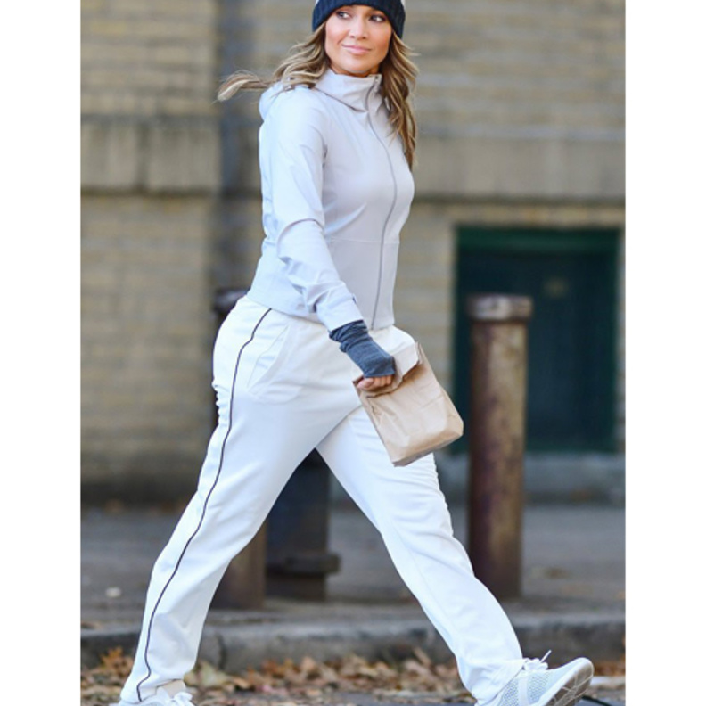 نجحت جنيفر لوبيز Jennifer Lopez باختيار ملابس رياضية عصرية