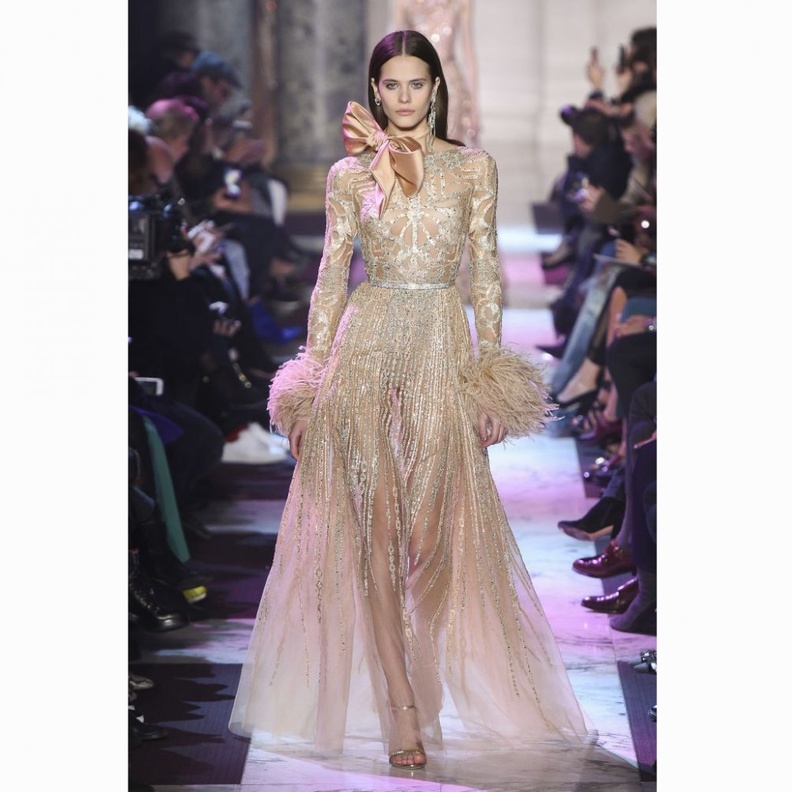 فستان من البروكار والشيفون المطرز من ريم عكرا