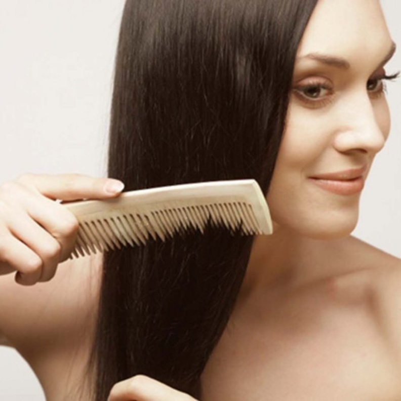 يعطي ماسك الطماطم للشعر لمعان وقوام أملس