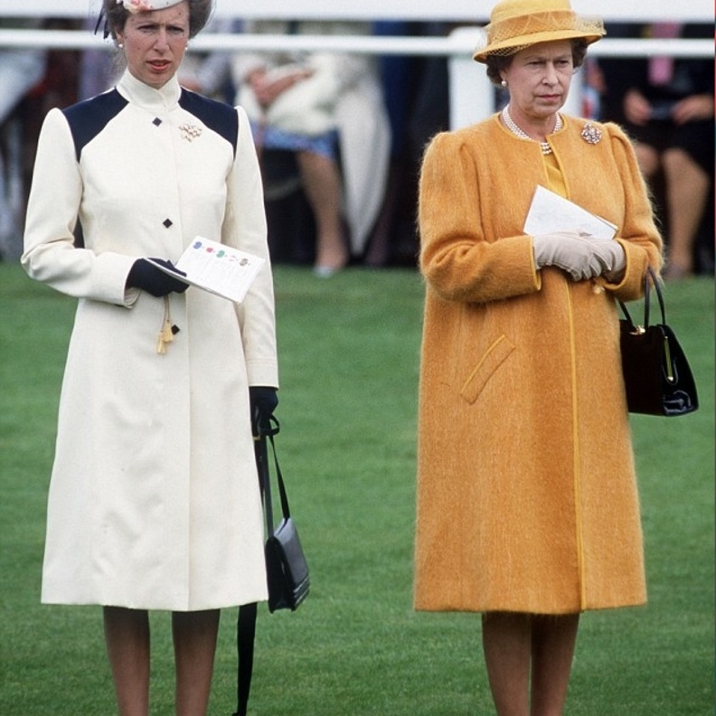 أول مرة ظهرت الأميرة آن بمعطفها الكريمي عام 1980