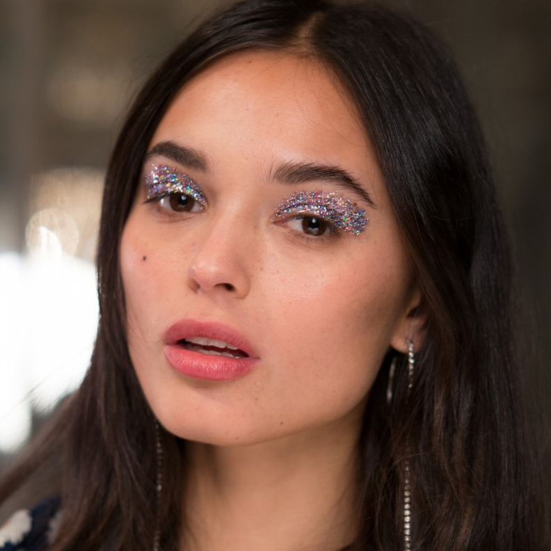 مكياج براق مع الظلال السوداء باسلوب Julien Macdonald