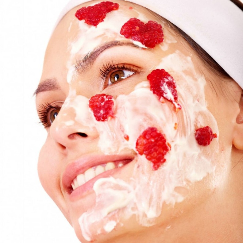 ماسك الفراولة يقضي على الاثار الداكنة في بشرتك