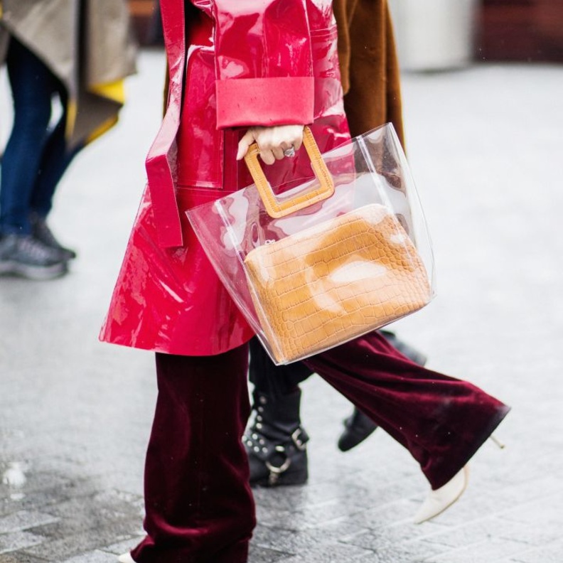 شنط يد شفافة بأسلوب Valentino