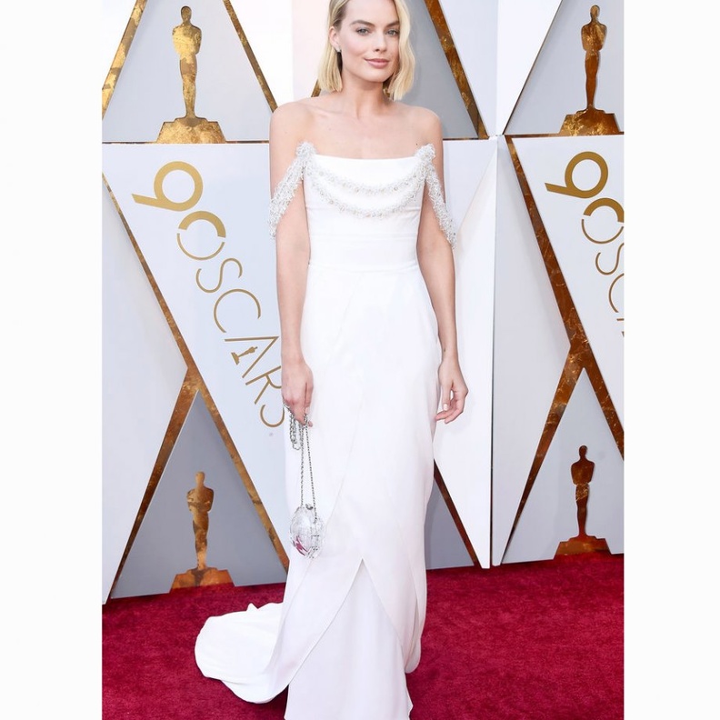 كايت بيكنسيل في فستان أبيض اوف شولدرز من باميلا رولاند. 