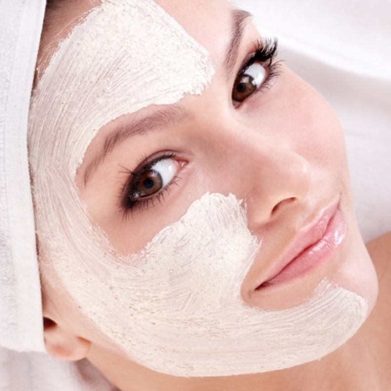 تقشير البشرة طبيعياً هو تقشير سطحي بمواد طبيعية 