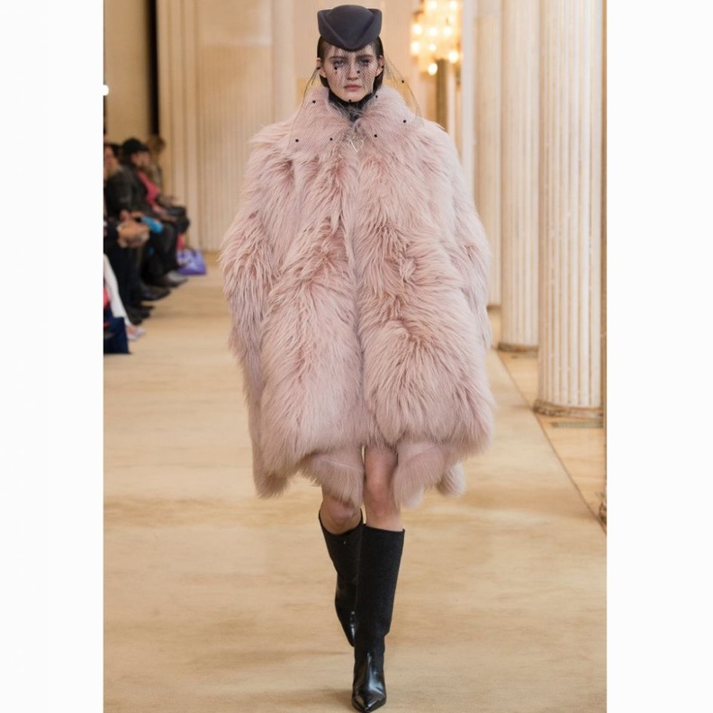  Nina Ricci معطف فرو باللون الزهري من