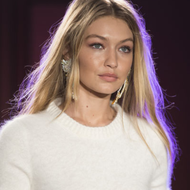 جيجي حديد بمكياج طبيعي في عرض Brandon Maxwell