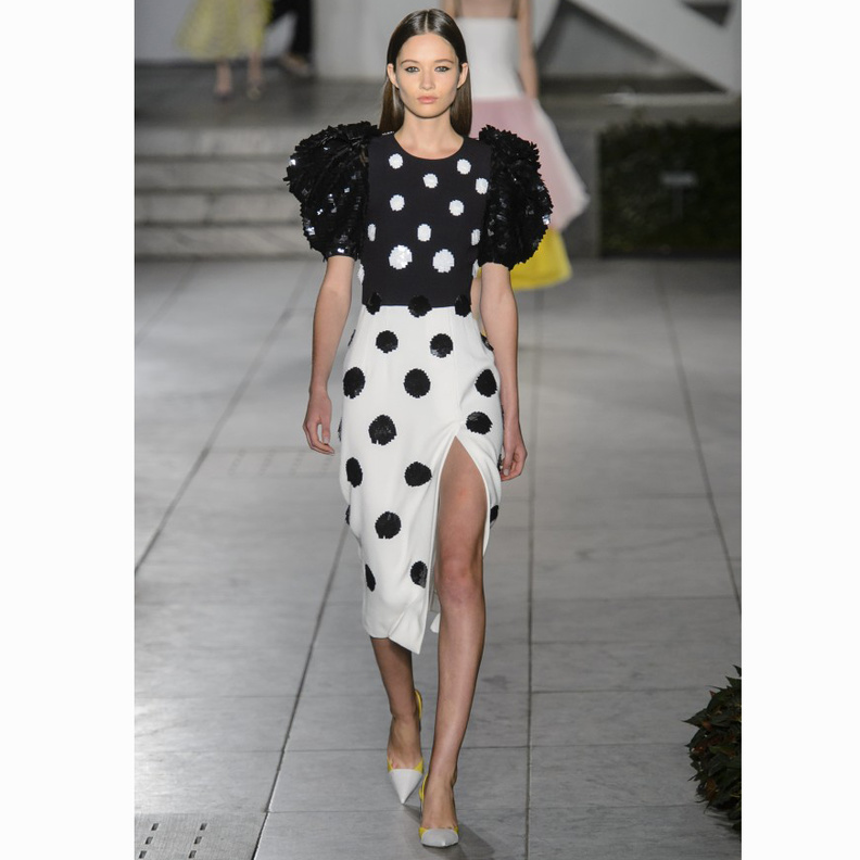 موضة البولكا دوتس تحاكي اطلالات الشارع