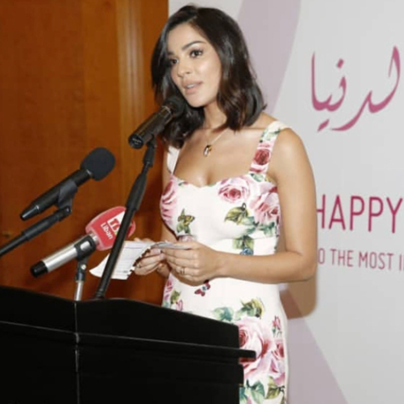 أطلّت نجيم بفستان ابيض ناعم وساحر من مجموعة Dolce & Gabbana