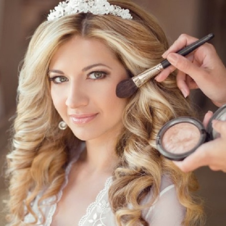 بودرة الوجه تخفي عيوب البشرة