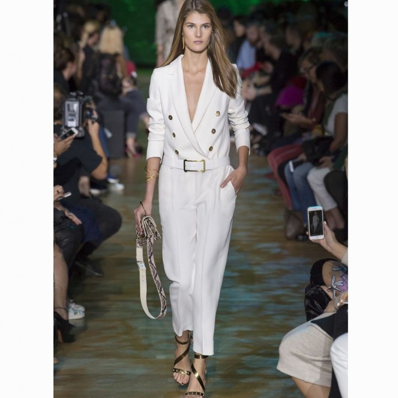 اخطفي الأنظار بالجمبسوت الأبيض بستايل مستوحى من ايلي صعب