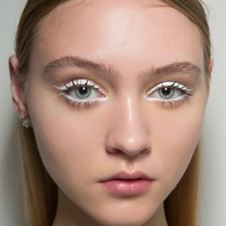 طريقة وضع الكحل الابيض للعروس بخطوط رفيعة على الجفون