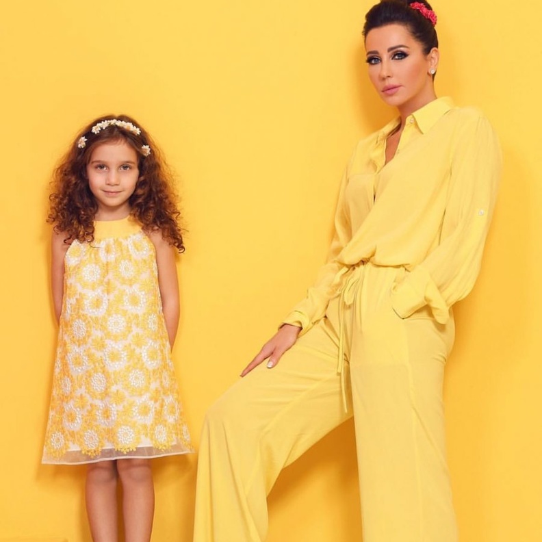 اطلالة كاجوال بين أصالة وابنتها