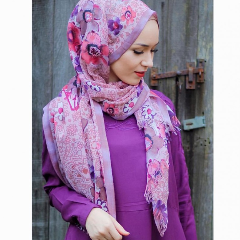 لفات حجاب مزينة بالورود المشرقة مع ربطها بطريقة منسدلة