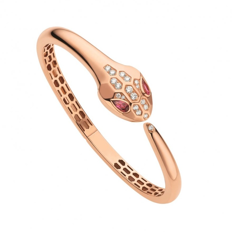 اسوارة من أيرين نيويرث Irene Neuwirth