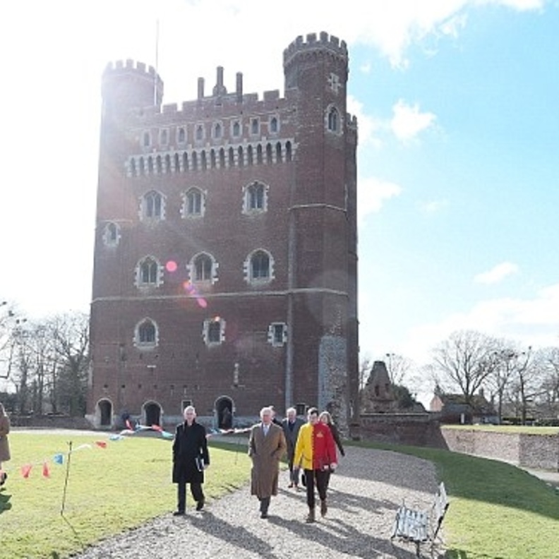 صور طريفة للأمير تشارلز أثناء زيارته لسوق خضار