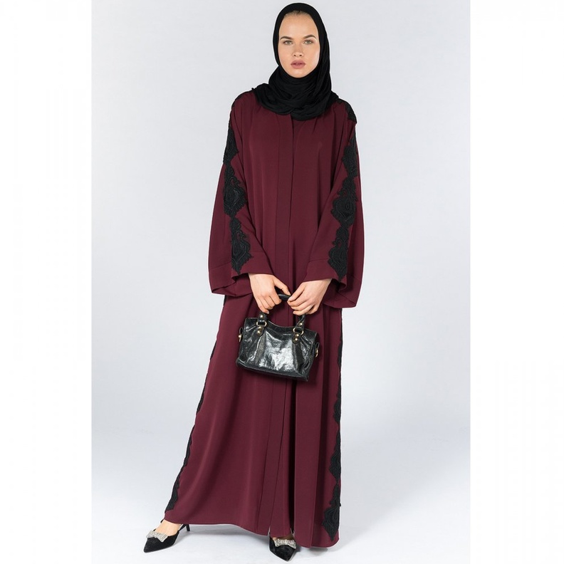 تألقي برقي وأناقة بأجمل تصاميم العبايات الملوّنة