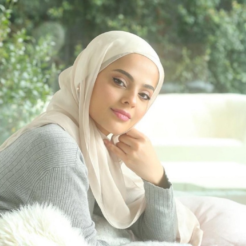 يليق اللون الابيض بالوان البشرة الداكنة