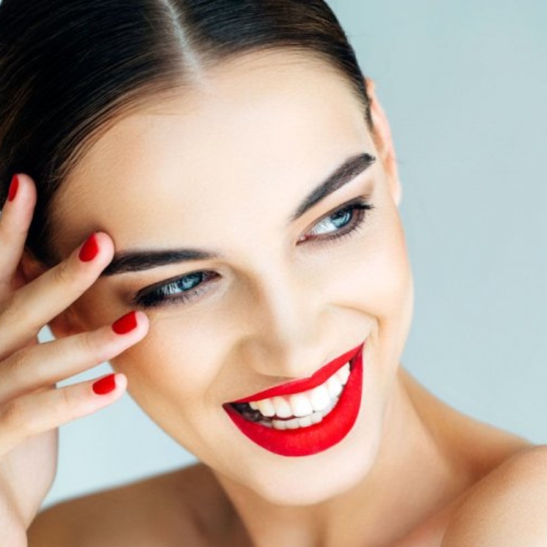 رسم الحواجب بالجل يعطيكي حواجب مثالية محددة و عريضة