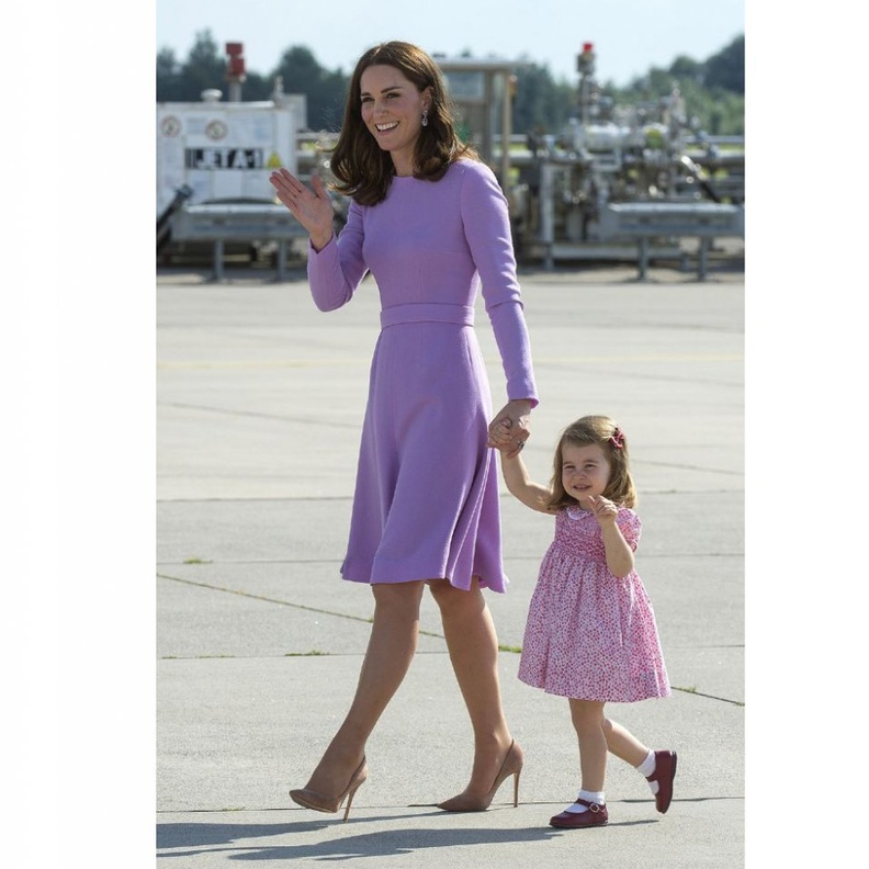 اطلالة أنيقة للملكة ليتيسيا برفقة بناتها