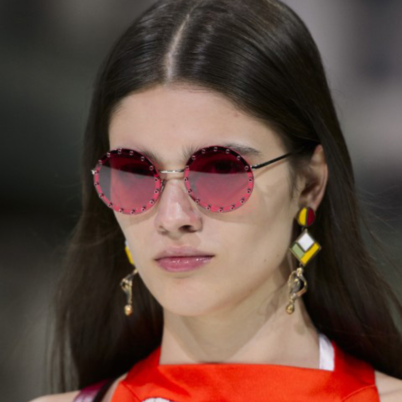 موديلات نظارات شمسية بأسلوب دائري وملون للربيع.