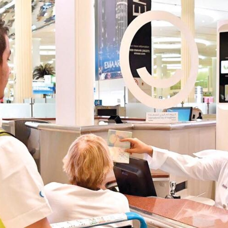 مطار دبي يحتفل باليوم العالمي للسعادة بختم "مرحبا بكم في الامارات السعيدة"