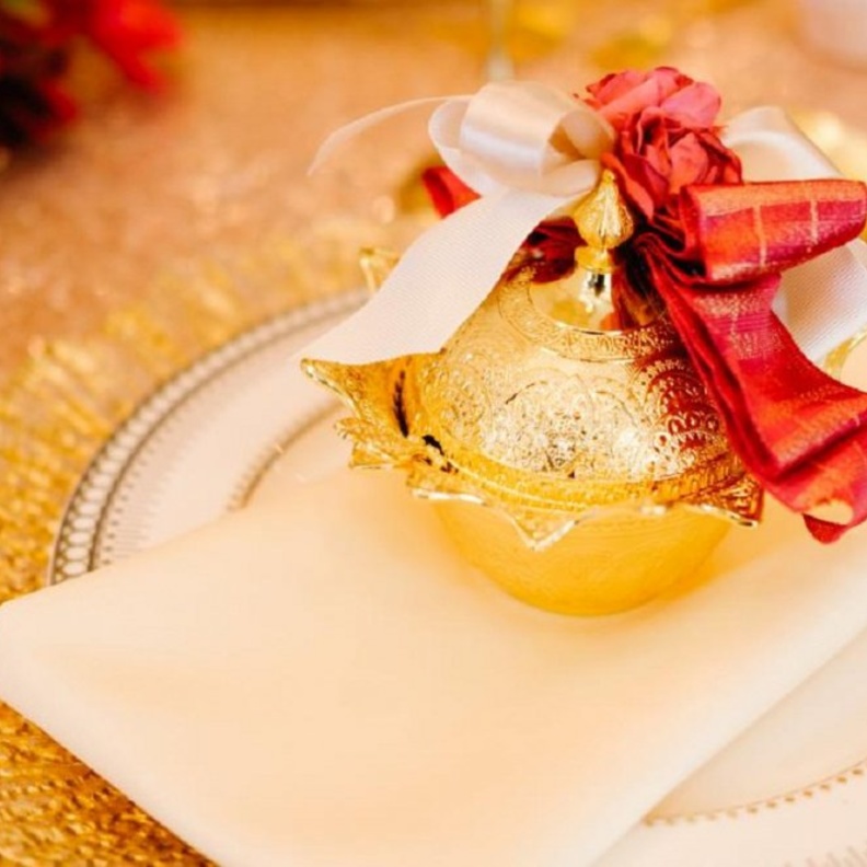 الذهبي يمنح الزفاف فخامة