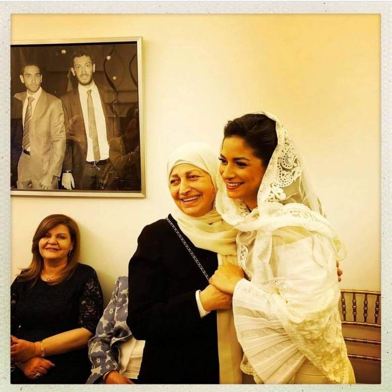 النائب بهية الحريري مع ابنها العروس علا اثناء عقد القران