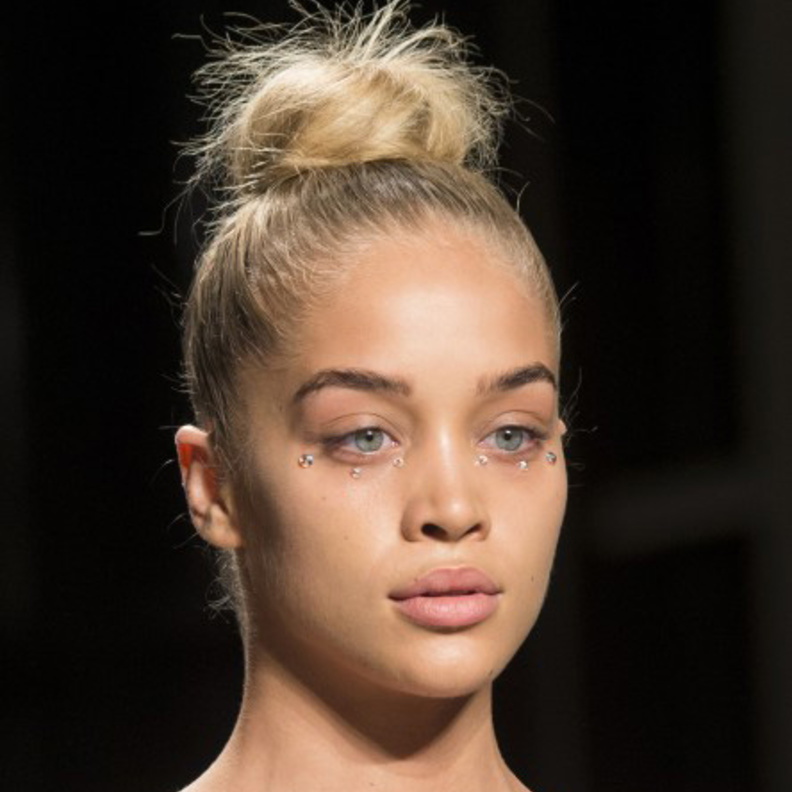 تسريحات شعر ربيعية سهلة مع الكعكة العالية من Jeremy Scott