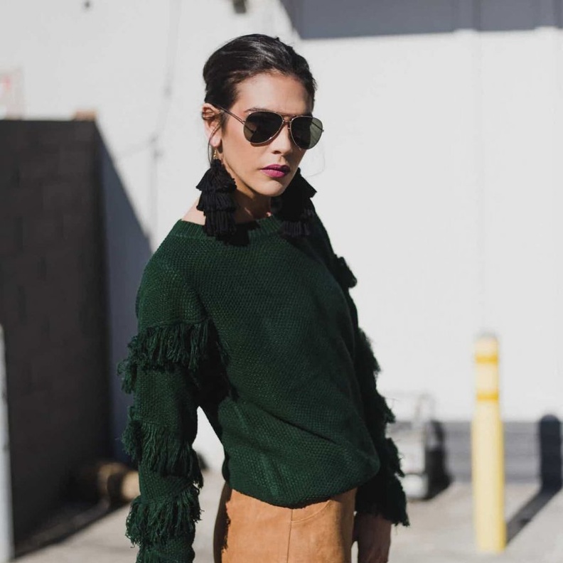 اطلالات جذابة وشبابية بأسلوب أنيق بتنسيق أقراط التاسيل