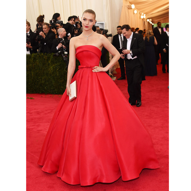 Ralph and Russo فستان راقي ومفرّش من رلف أند روسو اعتمدته ازيزونا ميوز