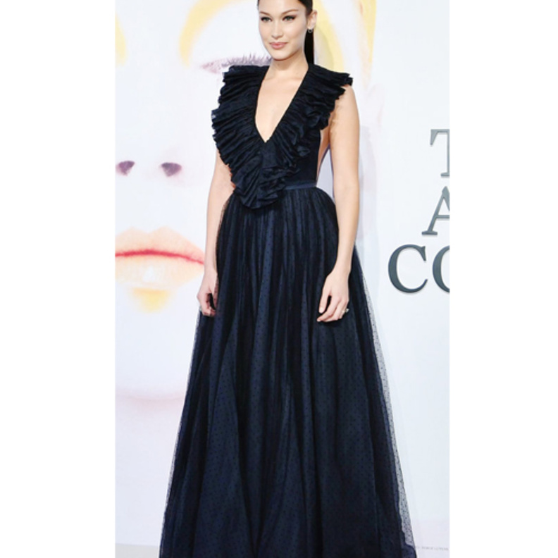 كيت ميدلتون ‏kate Middleton‏ ‏ تنسّق مع معطف ‏Goat‏ التوب المطبعة بالورود والبنطلون الاسود 