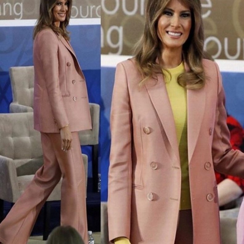 تألّقت ميلانيا ببدلة رسمية من مجموعة ايميليو بوشي Emilio Pucci لمناسبة حضورها حفل International Women of Courage Award