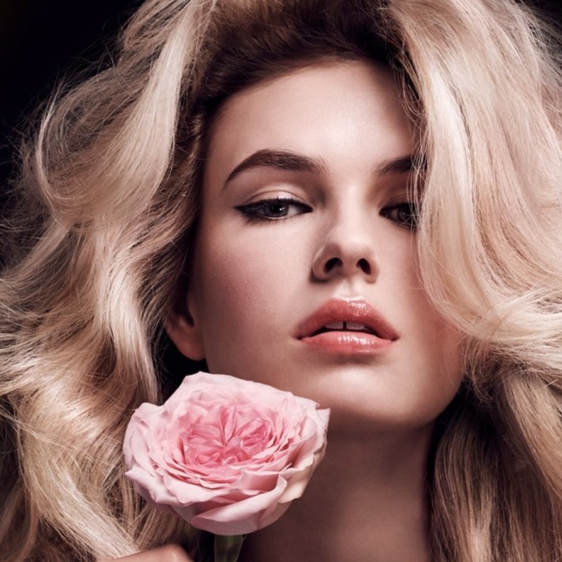 طريقة تعطير الشعر بماء الورد قبل الزفاف