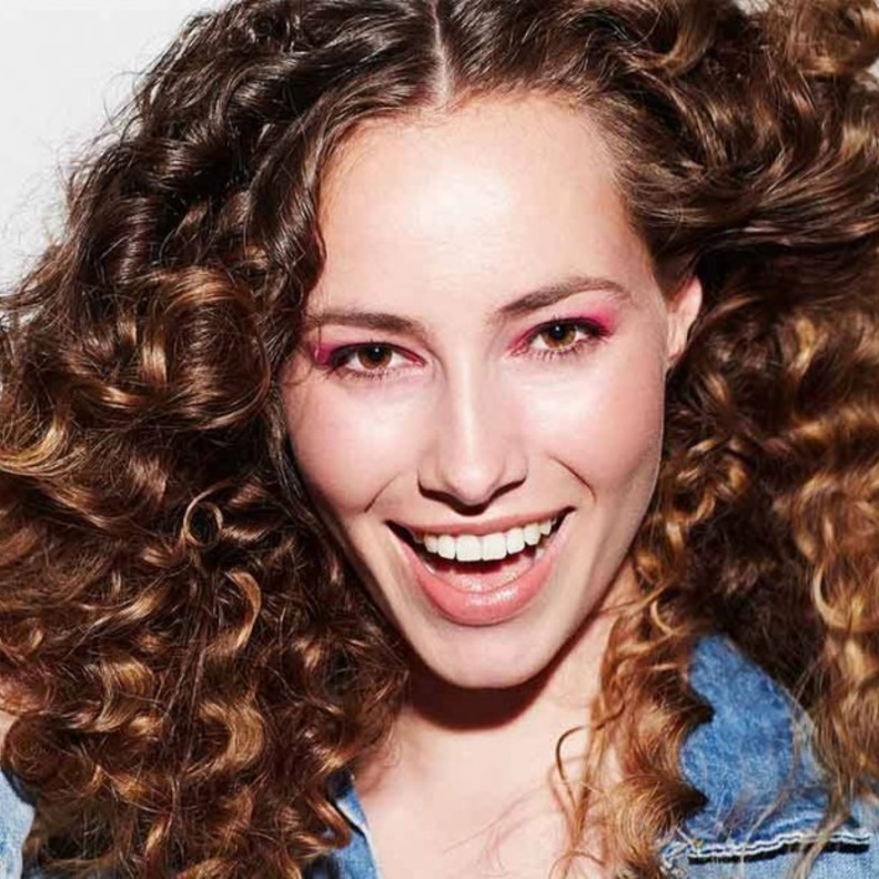 تعلمي كيفية العناية بالشعر المجعد