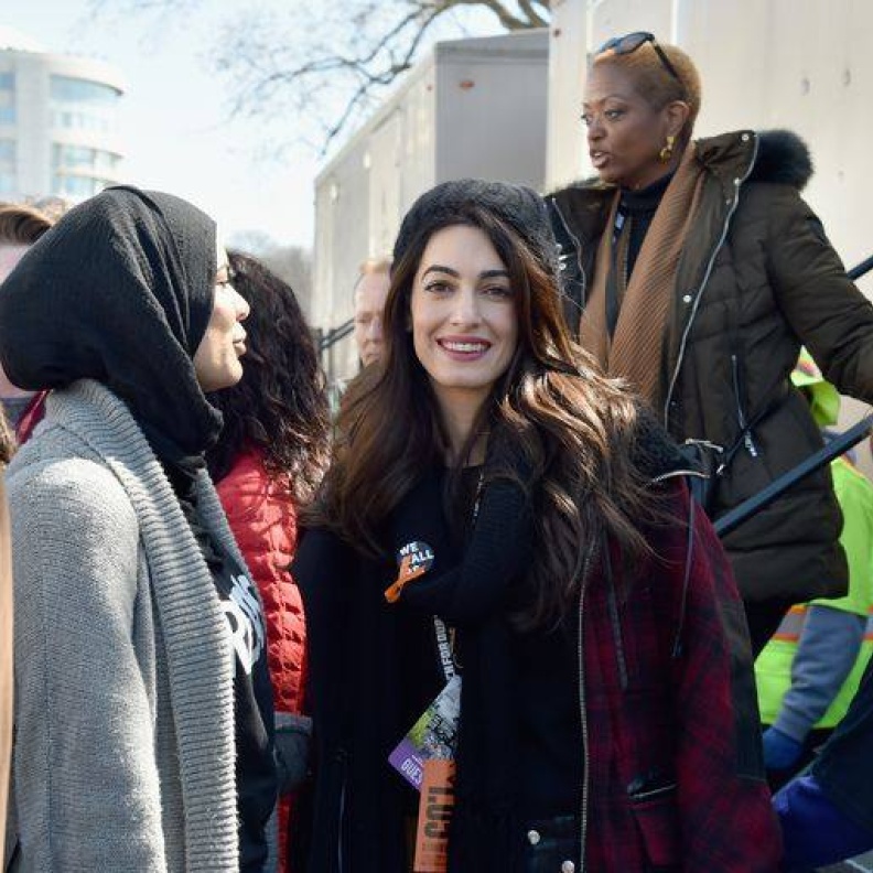 أمل كلوني خلال مشاركتها في مظاهرات "مسيرة من أجل أرواحنا" في العاصمة الأمريكية واشنطن