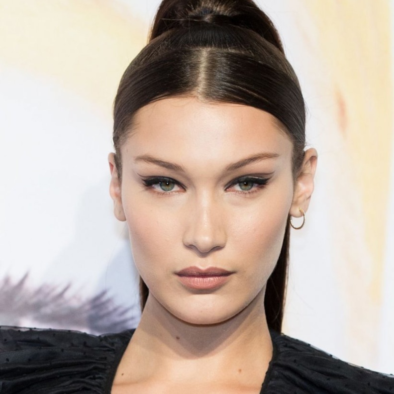 رسمات الايلاينر المجنحة والعريضة بخطى بيلا حديد.