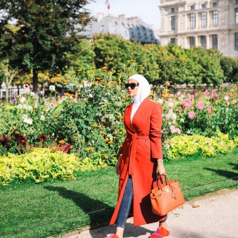 فاطمة حسام تعتمد اللون الاحمر بتنورة مقلّمة