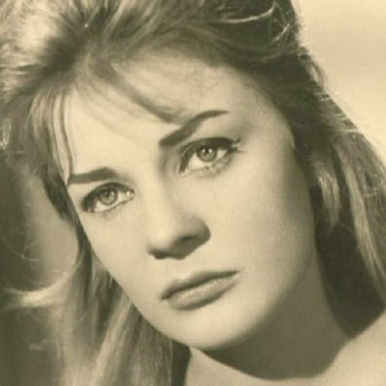 لبنى عبد العزيز بين احدث صورة لها وبين مرحلة شبابها