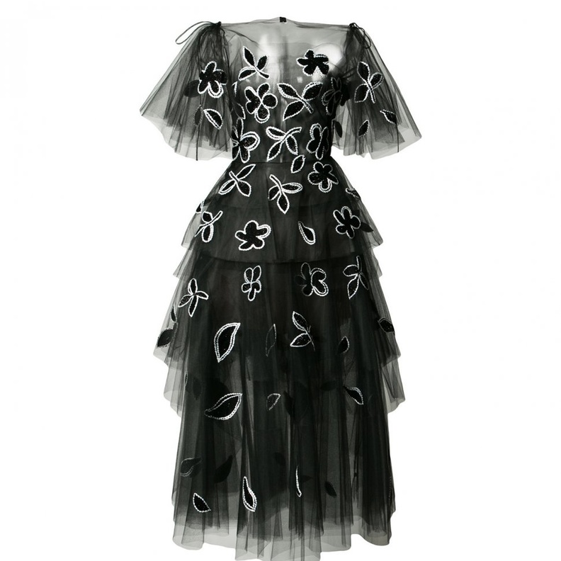 فستان من ريم عكرا من التول المطرز والبروكار