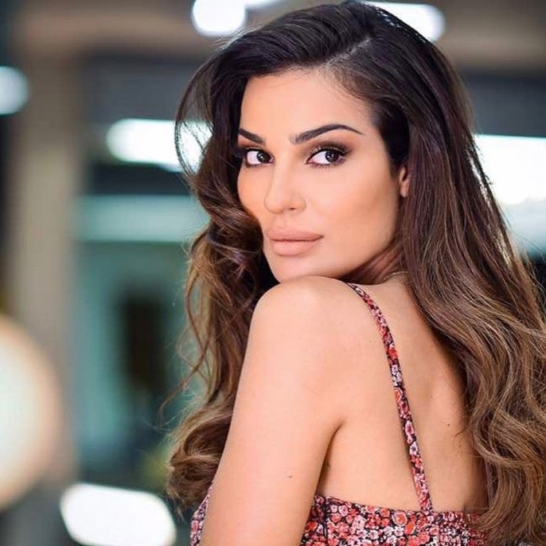 نادين نجيم بالشعر الطويل