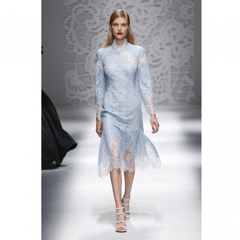 اخطفي الأنظار بأسلوب رومانسي بفستان الدانتيل ومستوحى من عرض بلومارين