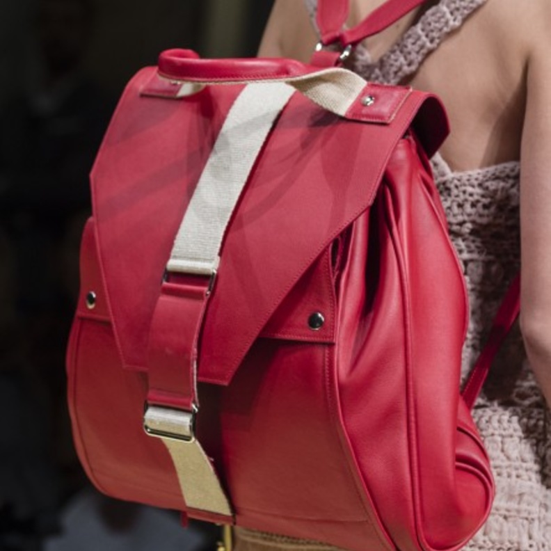 شنط ظهر جلد لبنات الجامعة باللون الموحد