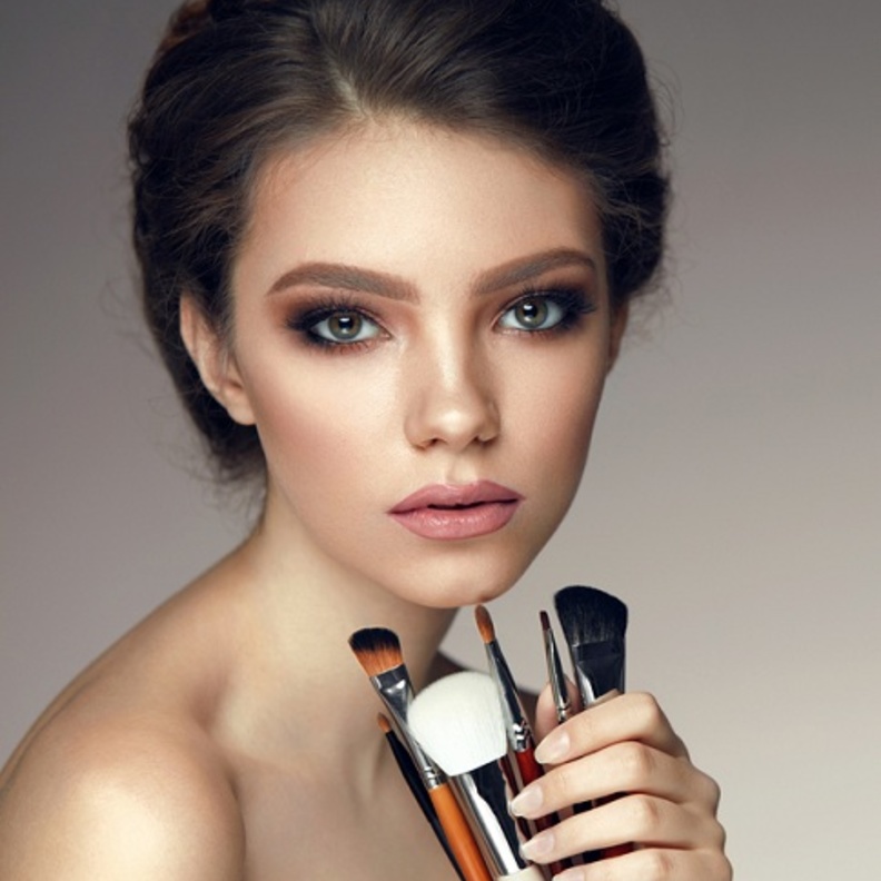 الماسكارا من دوات المكياج التي تبرز العين