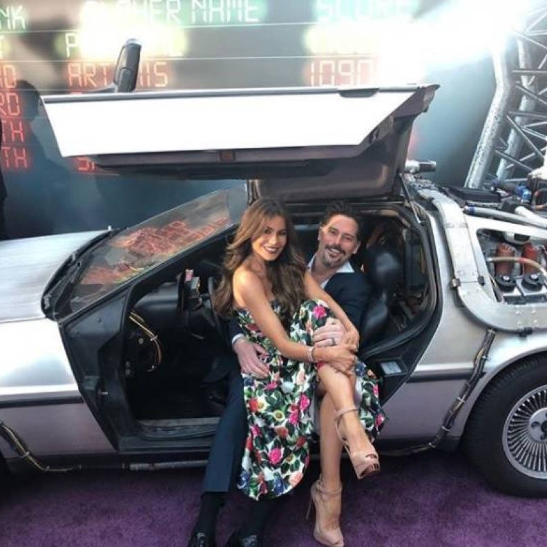 صوفيا فيرغارا في "آلة الزمن" مع زوجها أثناء العرض الأول لفيلم Ready Player One